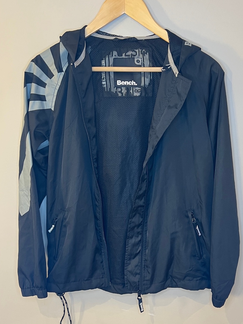 Bench Windbreaker Jacket Women’s Small Black Hooded Full Zip Lightweight - Picture 4 of 8
